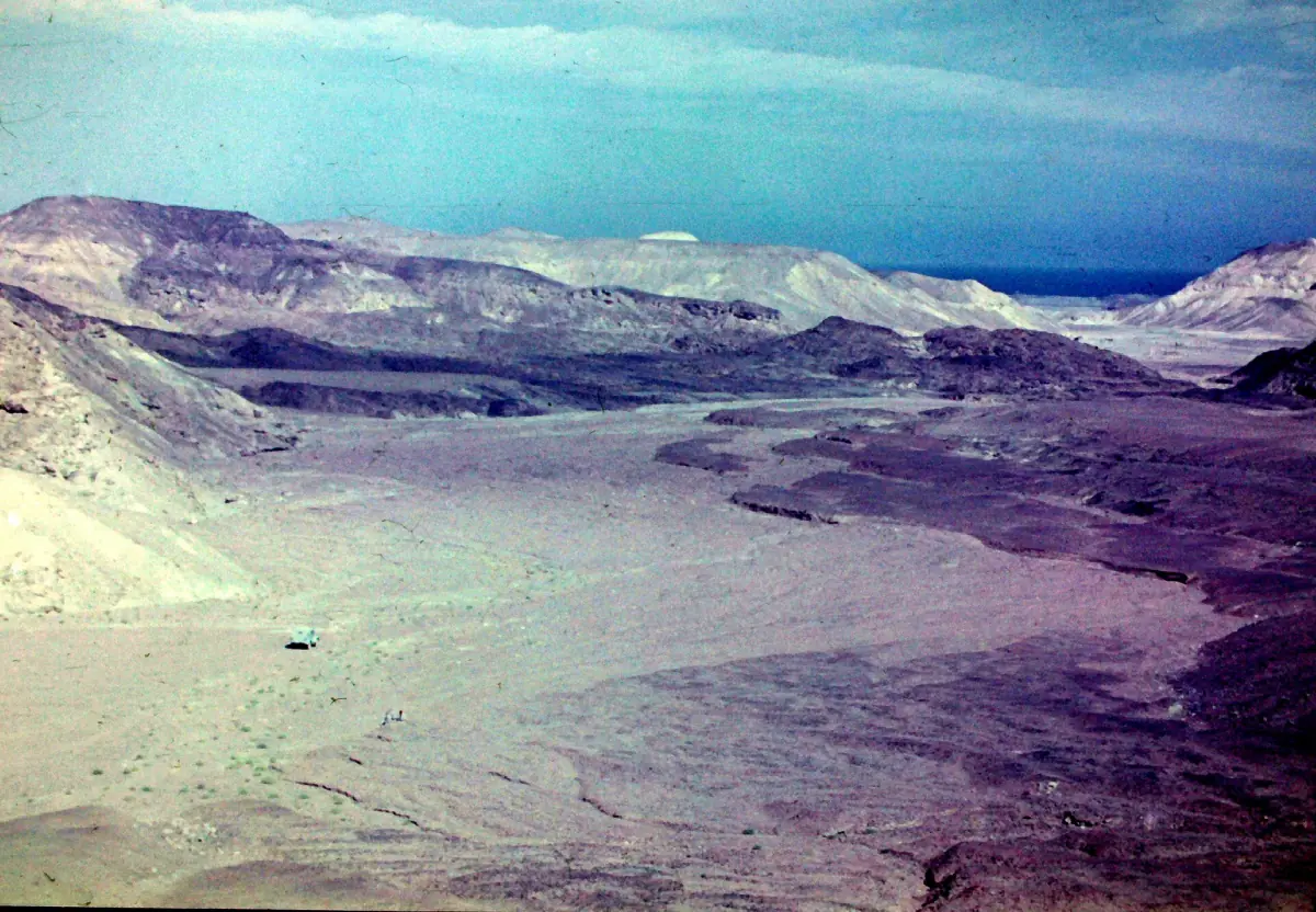 Wide valley in the Eastern Desert with distant mountains